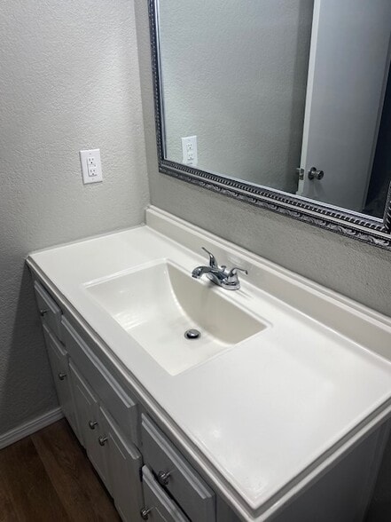 Building Photo - 10047 S Fairview Dr