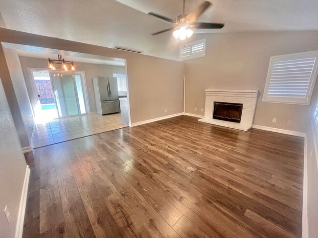 Building Photo - Charming 3-bed 2-bath home with a pool & pool service included!