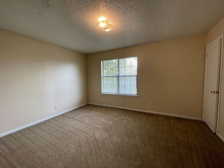 Building Photo - 1701 Cedarview Cir