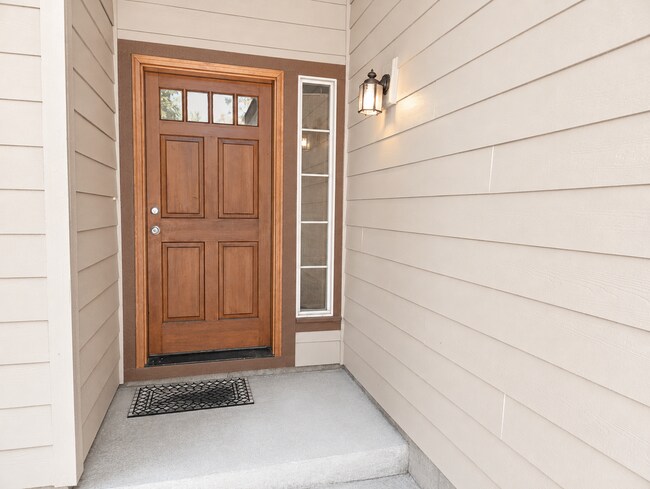 Building Photo - Spacious 3BR Home with Private Yard Near Alpenglow Park