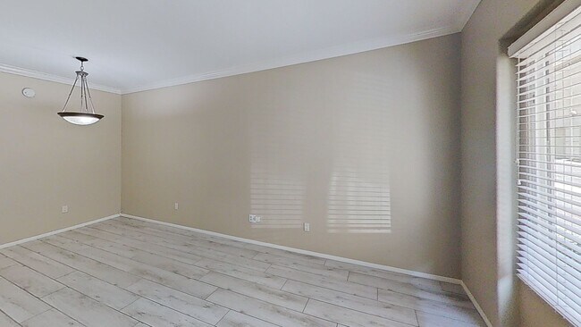 Building Photo - Townhome in Gated community in Woodland Hills