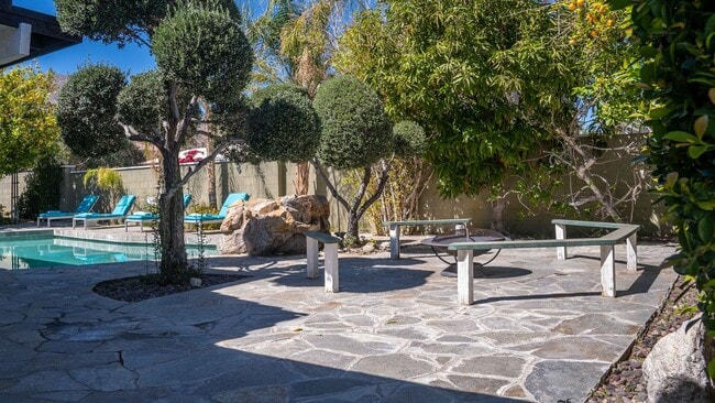 Building Photo - Racquet Club West, FURNISHED, Seasonal OR Long Term