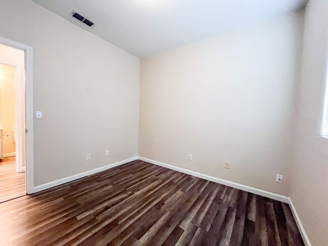 Building Photo - Beautiful 3 Bed, 2 Bath Home