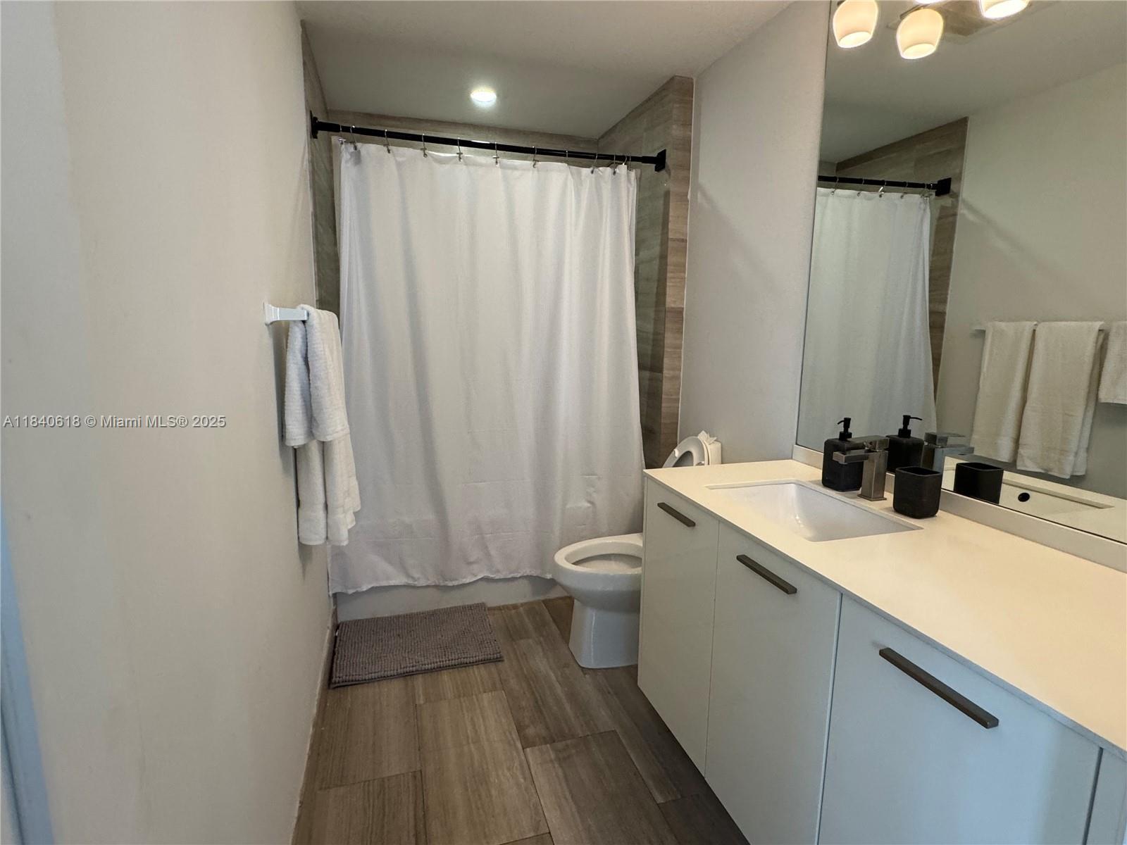 Building Photo - 1300 Brickell Bay Dr