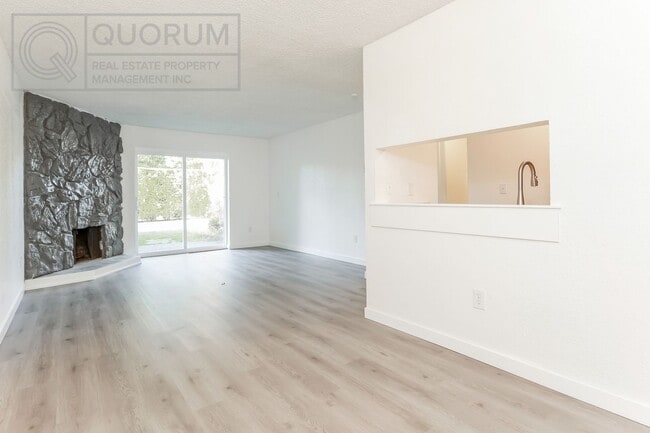 Building Photo - 3 Bed 2 Bathroom Edmonds Condo!