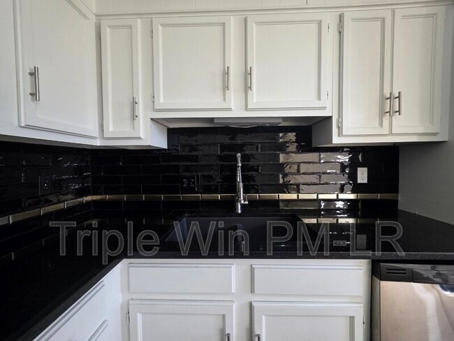 Building Photo - 16 Hum Rd