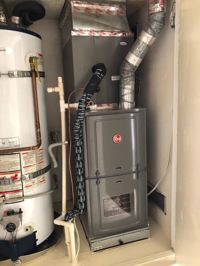 Building Photo - 32 Lakeview Cir