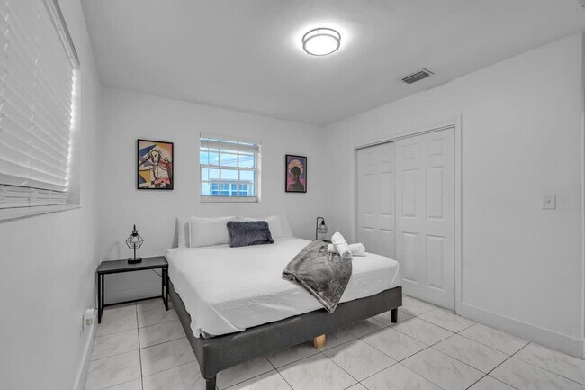 Building Photo - 18715 NW 10th Ct