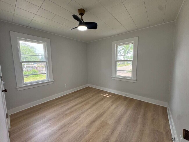 Building Photo - 2-bedroom, 1-bath single-family home located on Ottawa's south side