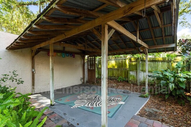 Building Photo - 732 Edgewater Dr