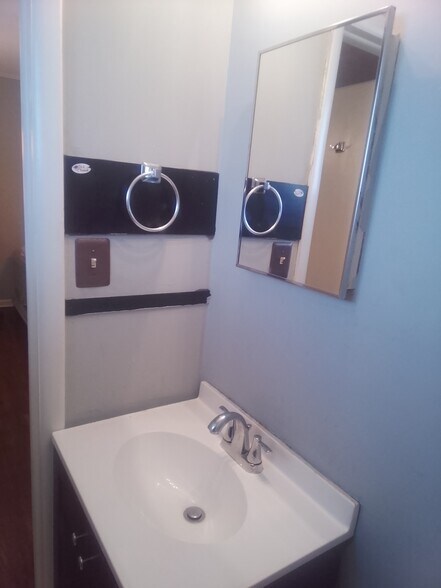 Building Photo - 10208 E 7th St