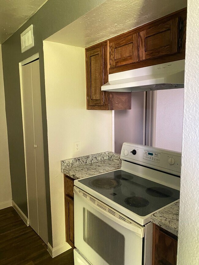 Building Photo - 1/2 off move in special! Large 2 bedroom i...
