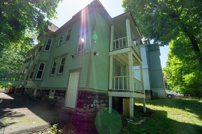 Building Photo - 1217 1/2 Madison Street -  First Floor Apa...