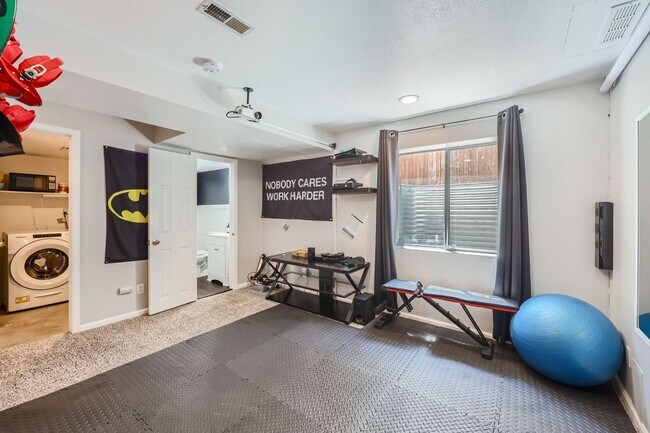 Building Photo - Evolve Real Estate: Fantastic Home with Large Yard Available for Move in on August 2nd
