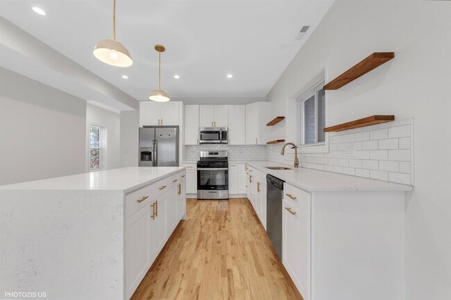 Building Photo - 6711 S Paxton Ave