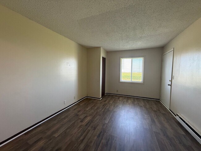 Building Photo - 2 Bed / 1 Bath Apartment in Quiet Warrensburg — Available Now