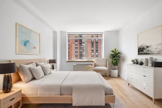 Building Photo - Upscale Unit with Modern Finishes