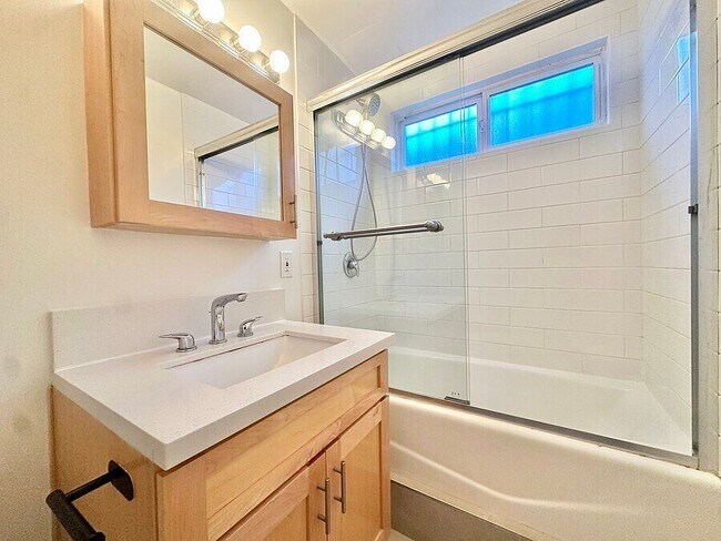 Building Photo - 23 Thornton Ave