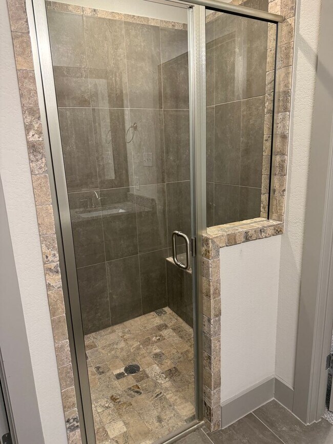 Building Photo - 3/2/2 Open concept and conveniently located for commuters