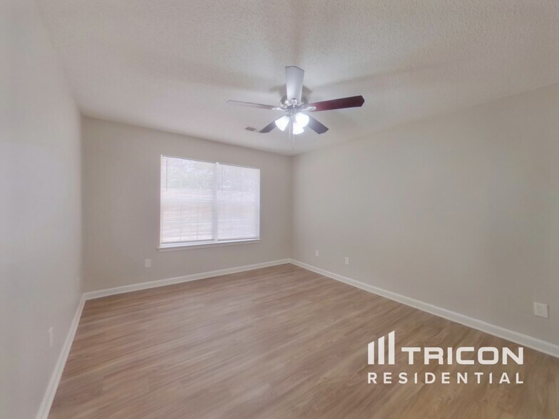 Building Photo - 220 Crimson Oak Dr