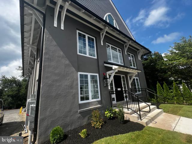 Building Photo - 215 E Linden St