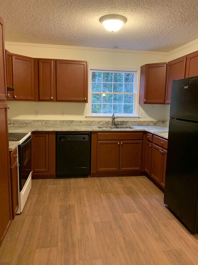 Building Photo - 4 BR 3 BATH in Cedar Creek!