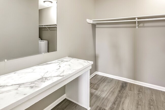 Building Photo - Updated 2-Bed and 1.5- Bath Apartment with Balcony!