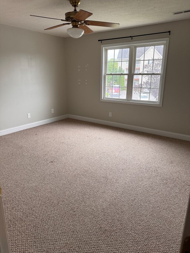 Building Photo - 3 Bedroom || 2 Full Bathroom & 2 Half Bathroom Townhome