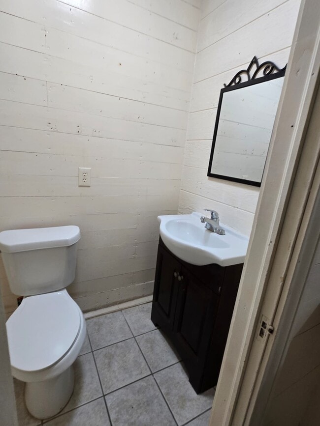 Building Photo - 310 E Defee Ave