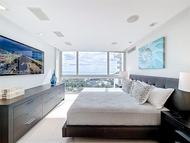 Building Photo - 2715 N Ocean Blvd