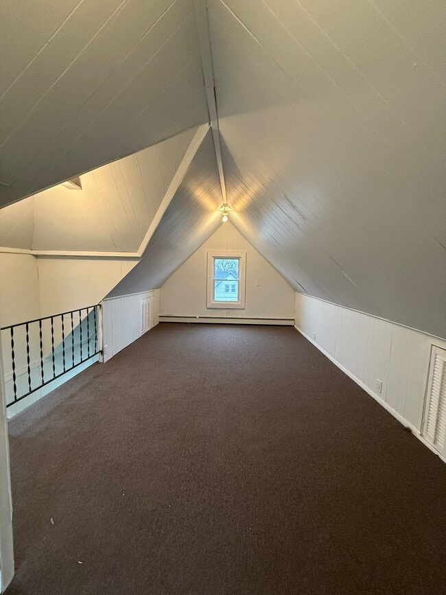 Building Photo - 407 Elm St