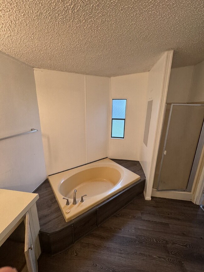 Building Photo - "Charming 1-Bedroom Retreat with Full & Ha...