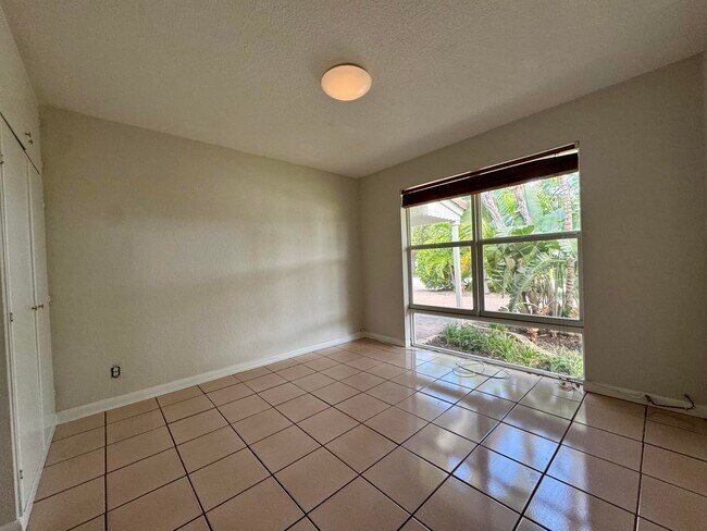 Building Photo - 924 SE 8th Ct