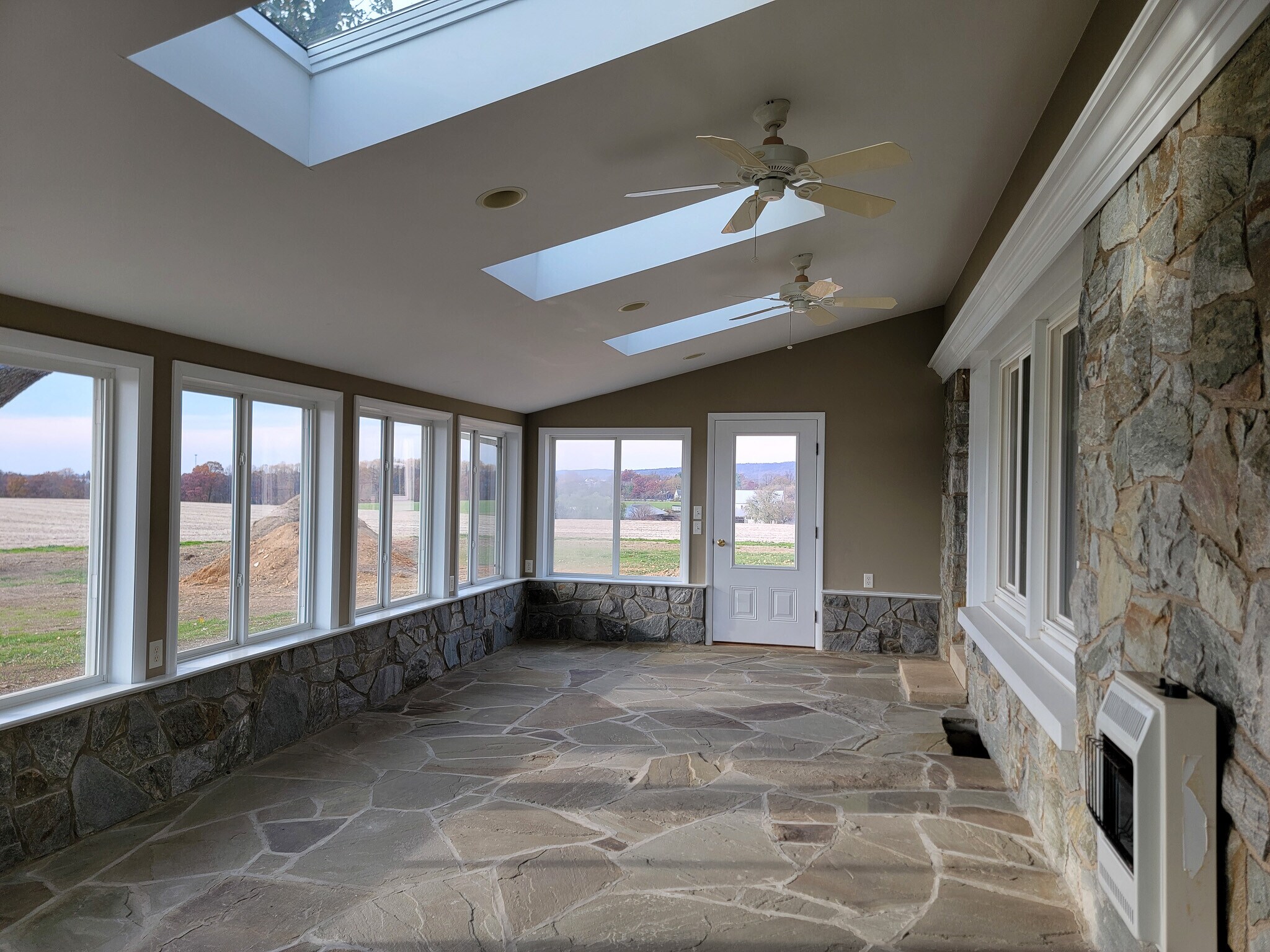 Building Photo - 502 W Newport Rd