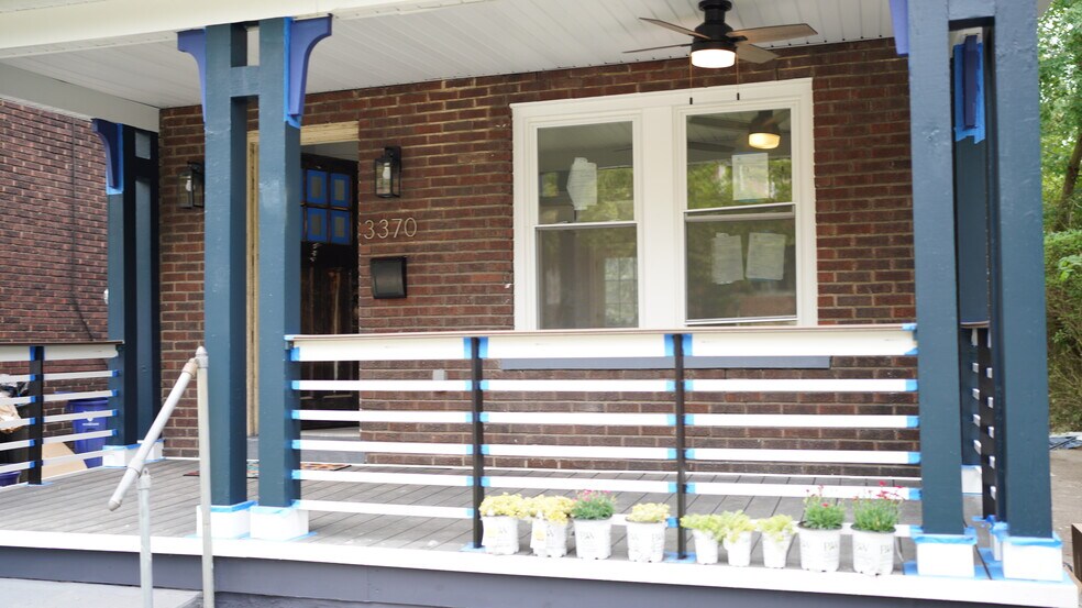 Building Photo - 3370 Parkview Ave