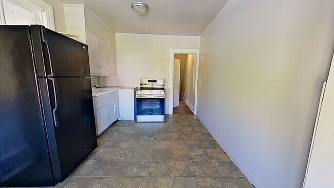 Building Photo - Second-Floor Apartment Accepting Housing Vouchers - MOVE IN SPECIAL