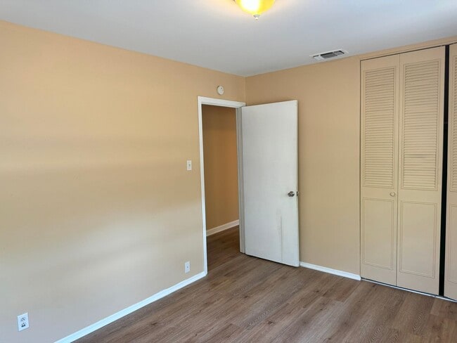 Building Photo - 1005 Vly Frg Dr