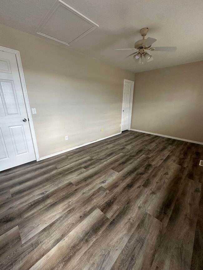 Building Photo - BEAUIFUL TOWNHOME!!!