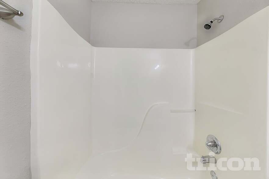 Building Photo - 2880 Lakestream Dr