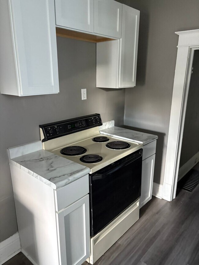 Building Photo - Recently remodeled 2 BR house