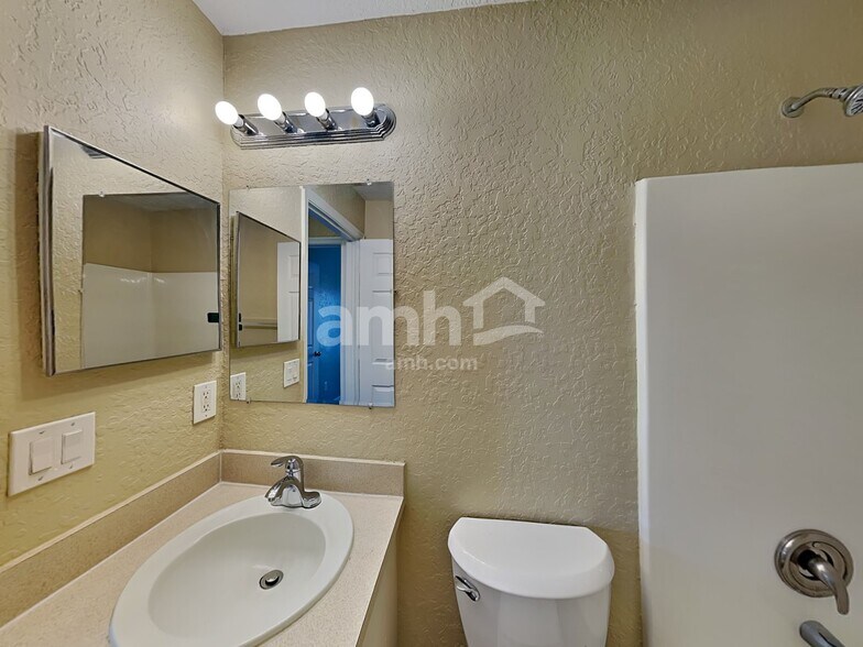 Building Photo - 3965 SW Laffite St
