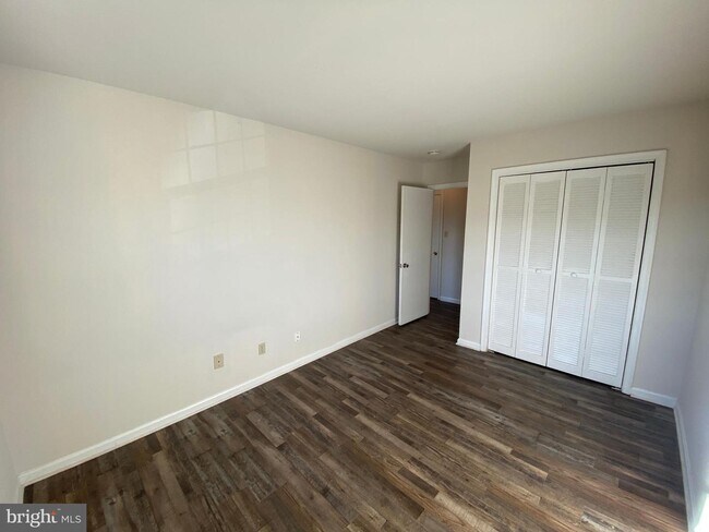 Building Photo - 300 Garfield Ct
