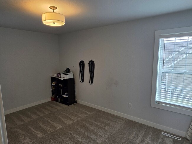 Building Photo - 5 bedroom Pewaukee home in Broken Hill