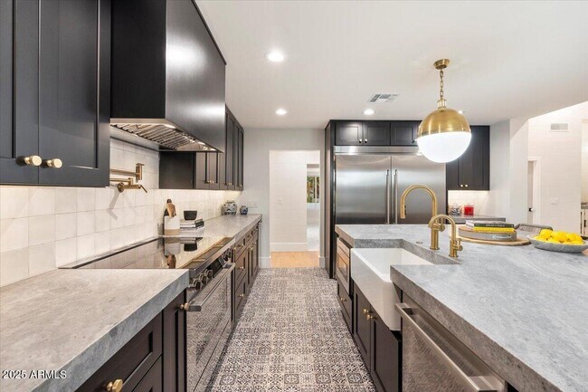 Building Photo - 8014 E Del Tesoro Dr