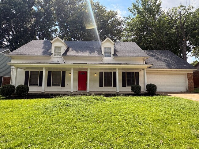 Building Photo - Spacious Home Freshly Painted and New Carpeted! Fully Fenced in Back Yard.