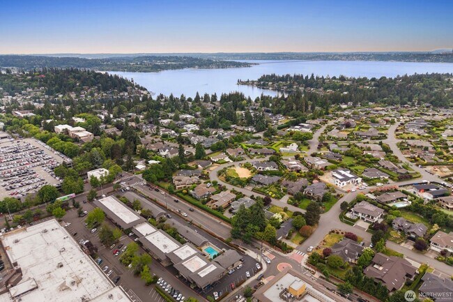 Building Photo - Bright Renovated 1 Bedroom Corner Condo in the Heart of Downtown Bellevue
