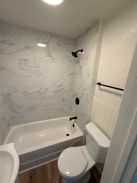 Building Photo - 625 N Main St