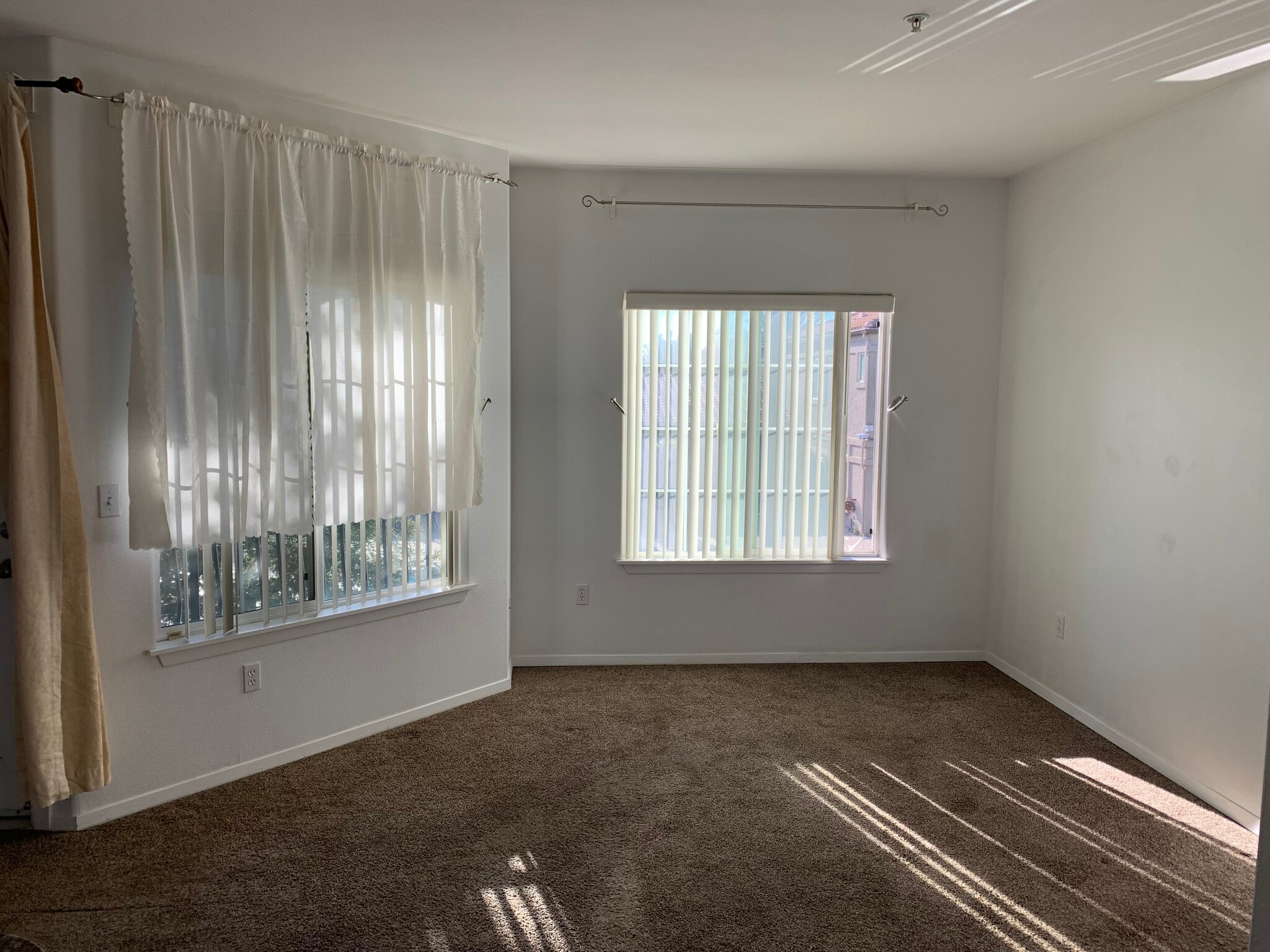 Living room - 4200 E Commerce Way