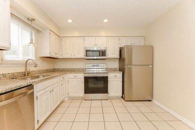 Building Photo - Spacious Townhome Move in Ready!!