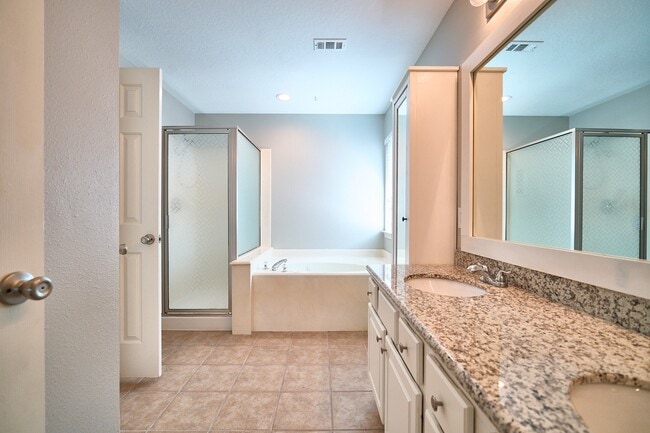 Building Photo - 4204 Seminole Dr